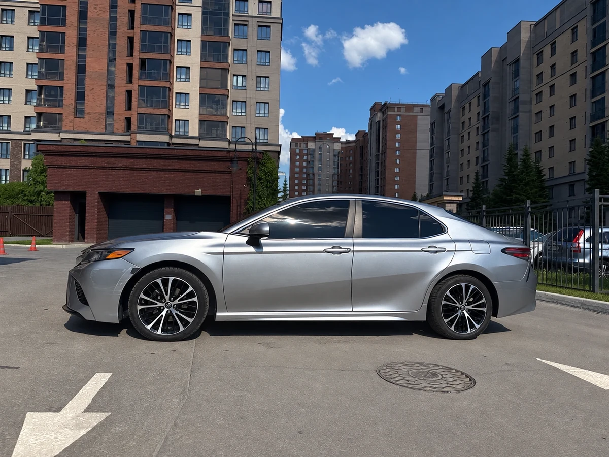 Toyota Camry, вид сбоку
