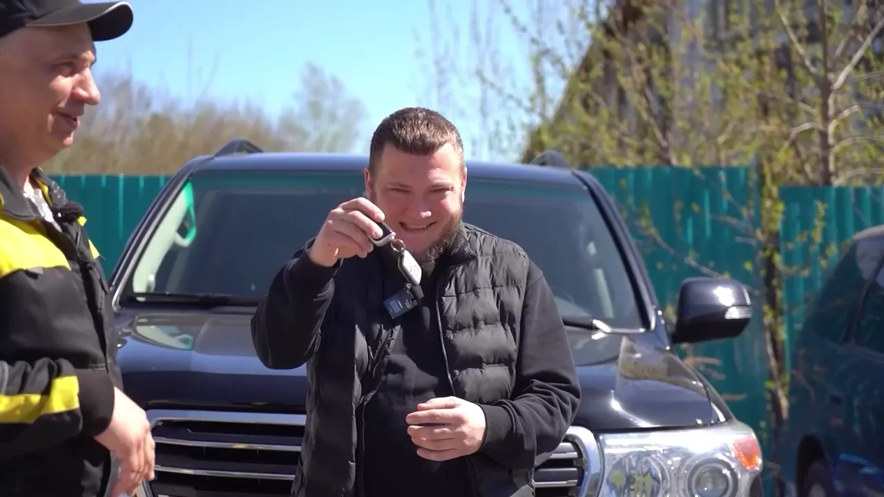 Дмитрий Воронько показывает ключи от полученного Toyota Land Cruiser 200